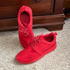 Roche Nike Youth size 6 girls tennis shoes